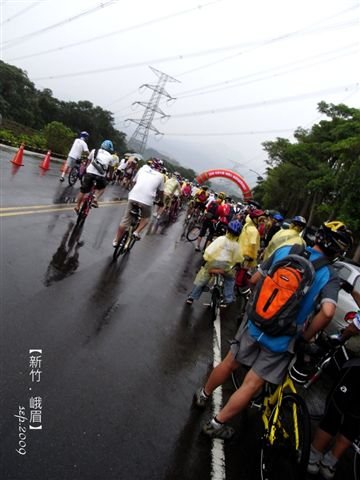 居然下雨...天氣好爛，車子好多！居然是上千人的大活動耶！