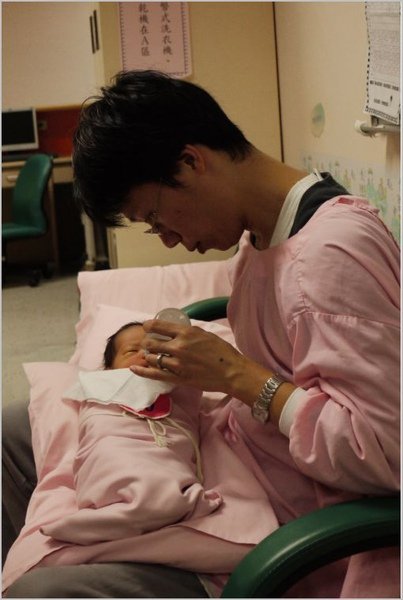 笨笨爸爸餵小敏.JPG