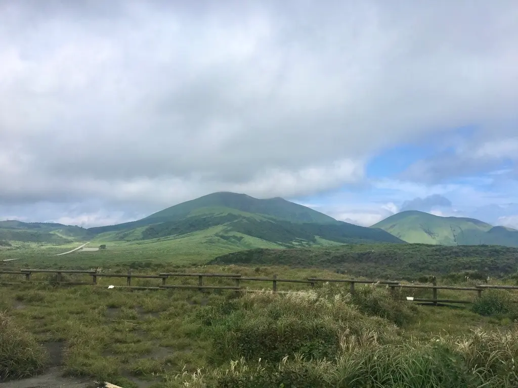 ▌熊本 Day2 ▌阿蘇火山、草千里，目睹冒煙中的活火山