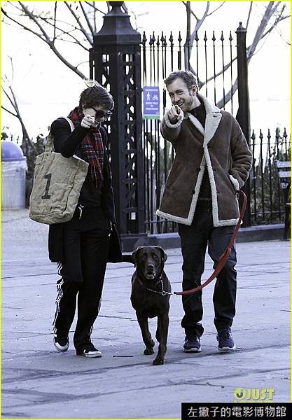 anne-hathaway-thanksgiving-walk-02