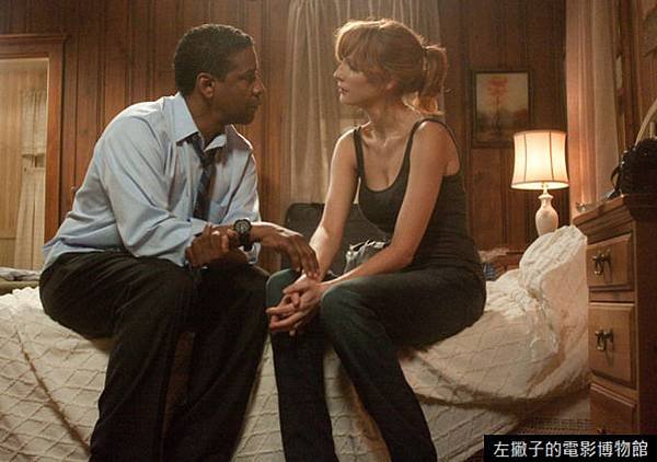 Denzel-Washington-and-Kelly-Reilly-in-Flight