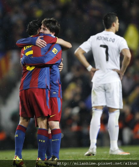 Clasico-1129-Messi-Xavi-hug-CR背影a.jpg