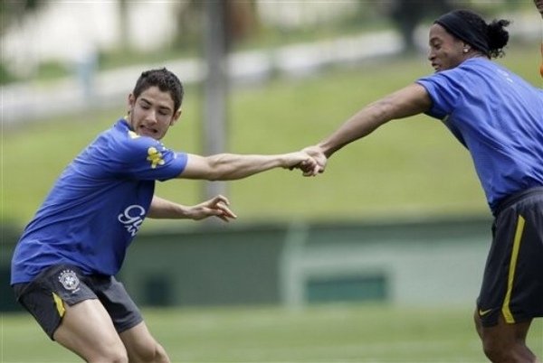 巴西-20090327-pato-dinho.jpg