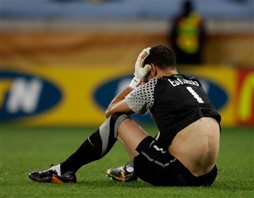 WC2010-0629-西葡-葡萄牙門將-悲傷背影.jpg