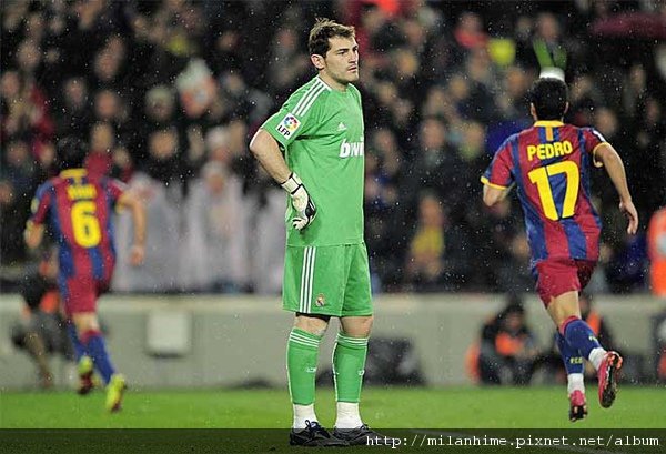 Clasico-1129-Iker被進第二球-Pedro2.jpg