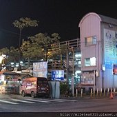 夜市旁的立體停車場