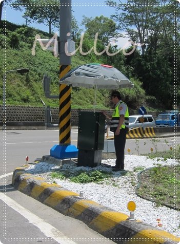 天氣熱到警察都要撐傘了.jpg