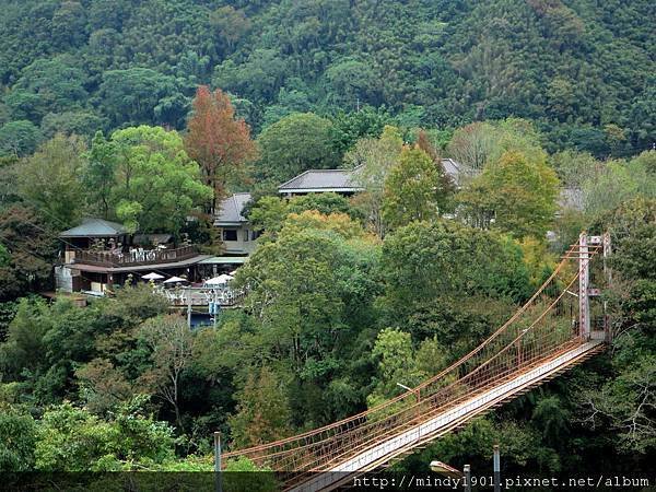 從高處拍, 看得清楚吊橋後方就是&lt;虎山溫泉會館&gt;