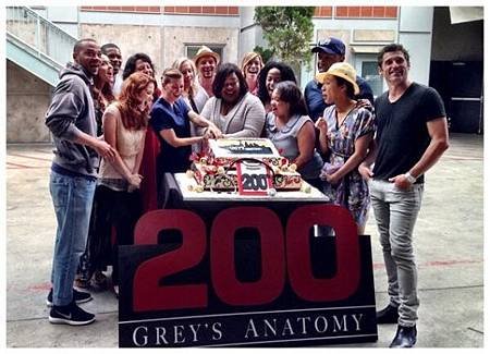 Grey&apos;s Anatomy 200th Episode Party Red Carpet Photos (28).jpg