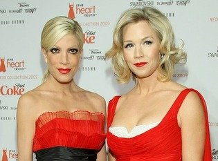 tori-spelling-jennie-garth-abc-family-mystery-girls-gi-thumb-315xauto-66914.jpg