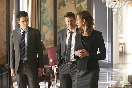 Bones10x17-18 (5).jpg