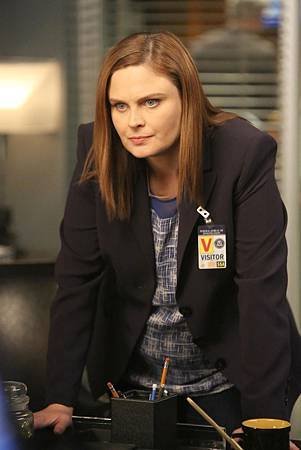 Bones10x17-18 (10).jpg