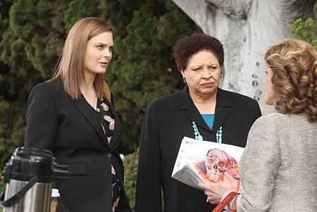 Bones10x17-18 (14).jpg