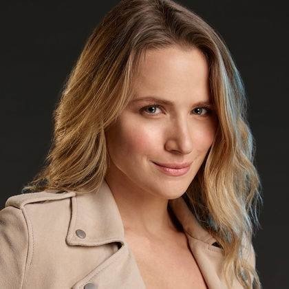 Julie Swagger(Shantel VanSanten).jpg