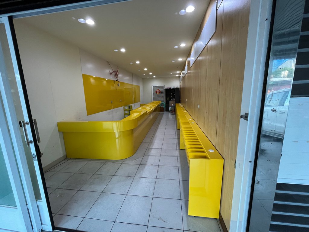 裝潢後店面後方