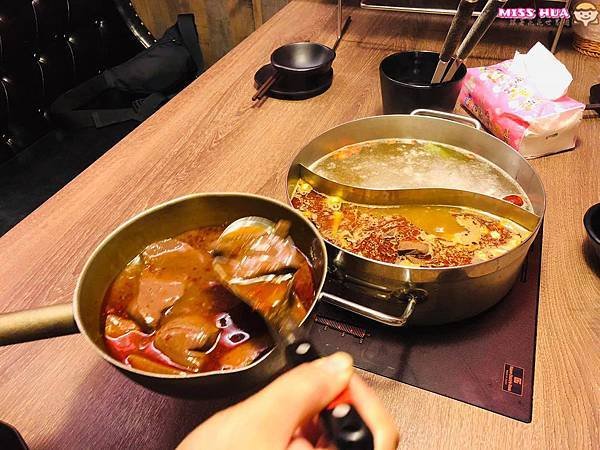 大江購物中心排隊美食【新馬辣經典麻辣鍋】讓你等到下個月都不一