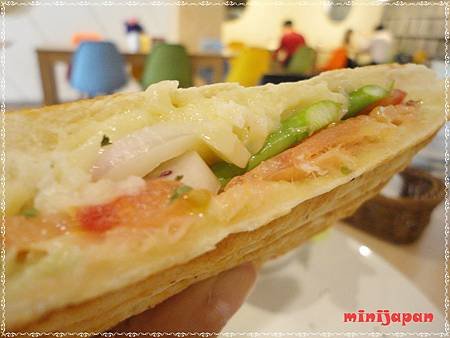 維圖思咖啡~芥末燻鮭帕尼尼內餡.JPG