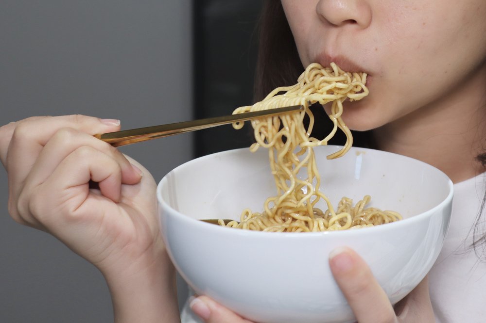 〖 美食 〗金博家辣椒先生 老蕭泡麵 薑爆塔香口味 超好吃！味道夠台才對味 (1).jpg