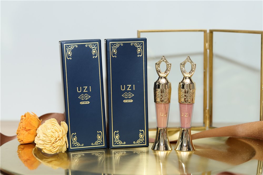 〖 彩妝心得 〗泰國女星Kwan自創品牌 UZI彩妝組 霧面啞光唇膏 防曬粉餅｜泰國化妝品試色分享 (10).jpg