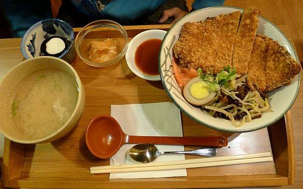 町之丼-豬排蓋飯定食