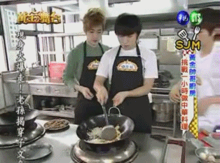 圭怒吼銀赫回去.gif