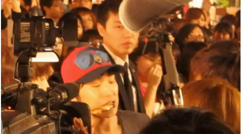 圭餵敏吃雞肉串.gif