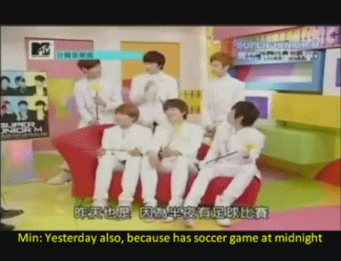 敏說圭半夜看足球賽.gif