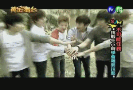 黃金舞台加油摸小手.gif