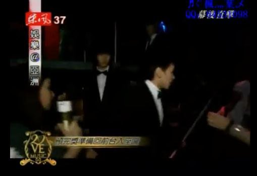 090627金曲獎表演完下台時2.jpg