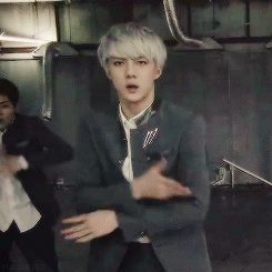 짤_삼백안.gif