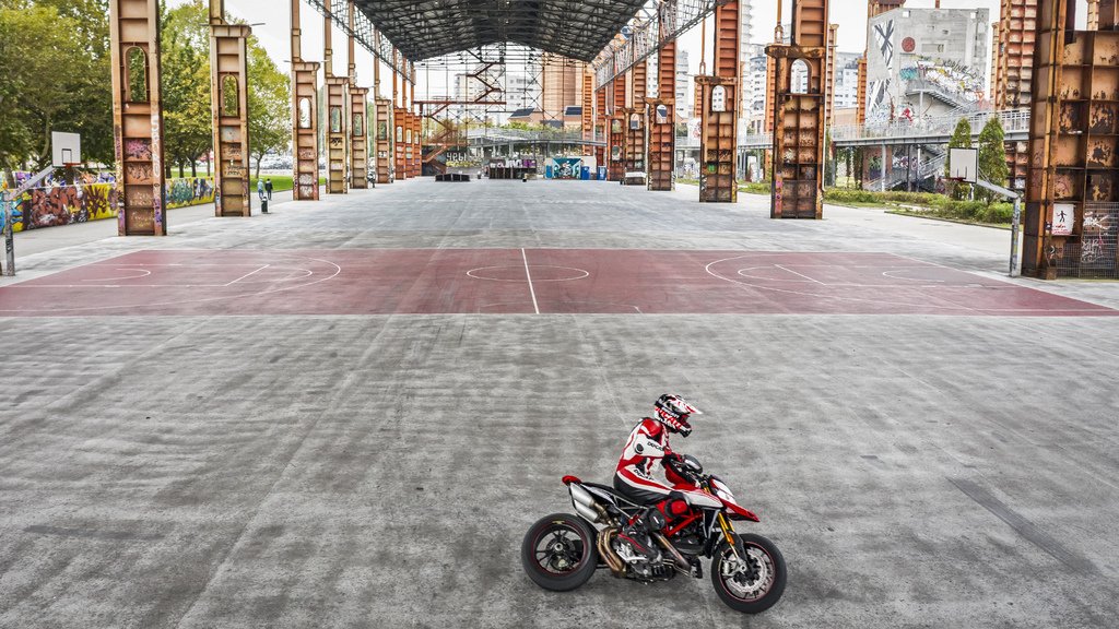 Hypermotard-950-SP-MY19-Torino-04-Gallery-1920x1080.jpg