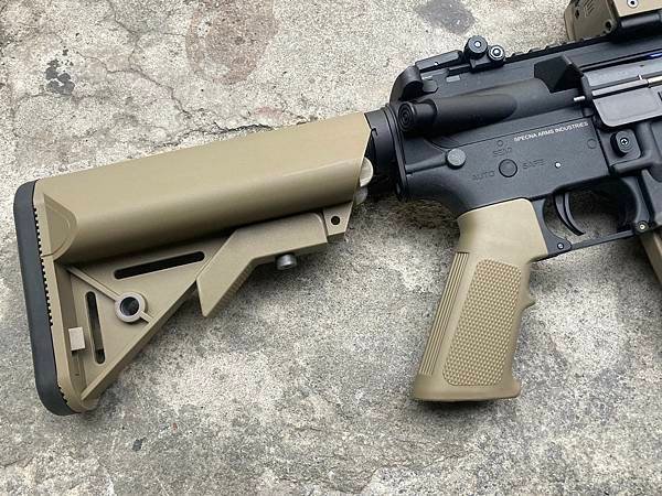 SPECNA ARMS M4 SA-F03 FLEX™ 電動槍 電槍 AEG 義勇兵台北生存遊戲專賣店 沙色海豹槍托.jpg