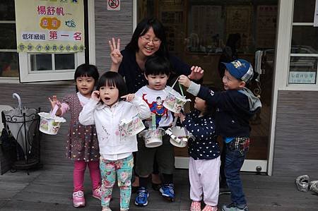 親子寶寶班復活節找彩蛋活動，小朋友提著自製的小提籃到公園找蛋趣!!.JPG