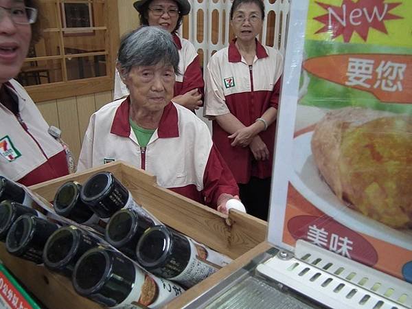 媽媽客串當小七一日店長 (4).jpg