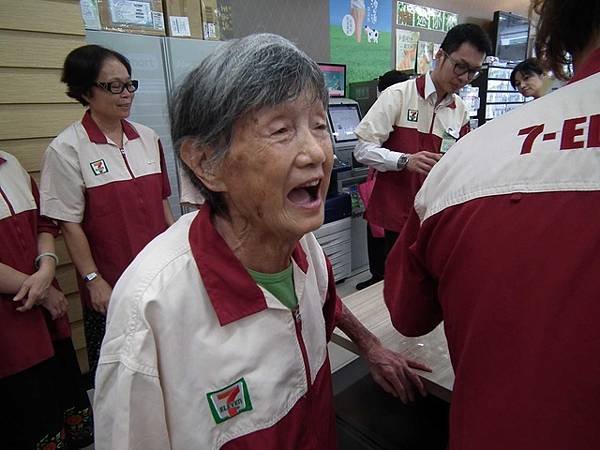 媽媽客串當小七一日店長 .jpg