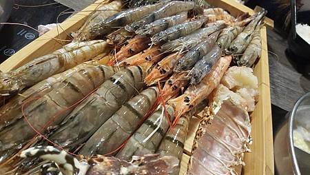 台北蘆洲○正官木桶涮涮鍋 隱藏版無裝潢火鍋店痛風鍋讓你不痛就是海鮮嗑到爽!!黑毛和牛專賣豬肉也好食 粉厲害的火鍋店