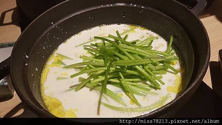 推薦台北好吃火鍋○野人Shabu冷藏%2F熟成高級肉專門｜藝人林柏昇kid開的店~牛奶湯底超優秀+必吃翼板牛肉超級嫩 真的好好吃拉 真心不騙