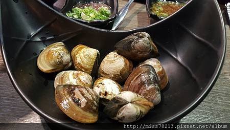 台北大安區東區火鍋推薦○慕食極品和牛活海鮮平價鍋物○現撈好吃食材海鮮肉質新鮮度超好鑄鐵鍋整個氣氛不一樣棒棒der
