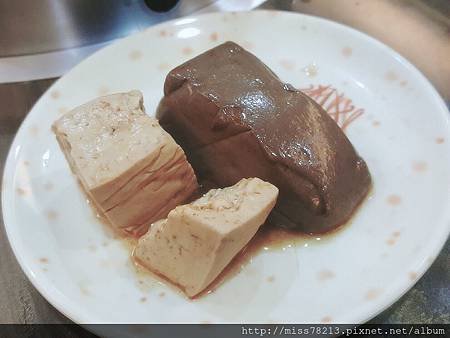 板橋人火鍋美食推薦【齊味麻辣鴛鴦火鍋（板橋總店）】第一名鴨血又嫩又入味、牛舌超下嘴CP值好高 板橋在地美食不吃不可