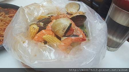 台北市大安區食尚玩家推薦○布魯克海鮮餐廳Brookhurst Seafood Bar｜海鮮控必吃不停嘴的美式麻辣海鮮美食 醬汁實在是太誘人了!