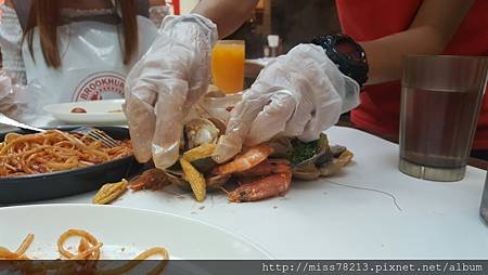 台北市大安區食尚玩家推薦○布魯克海鮮餐廳Brookhurst Seafood Bar｜海鮮控必吃不停嘴的美式麻辣海鮮美食 醬汁實在是太誘人了!