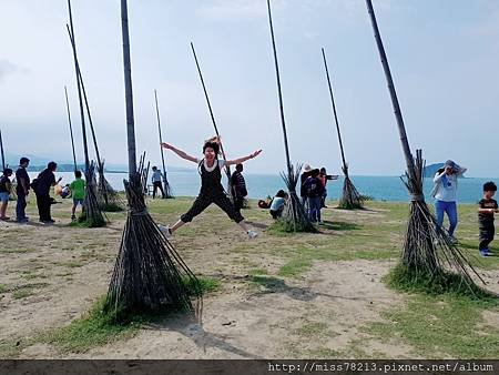 快閃基隆一日遊景點懶人包｜八斗子潮境公園巨大飛天掃帚、情人湖、深澳岬角必去象鼻岩