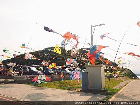 快閃基隆一日遊景點懶人包｜八斗子潮境公園巨大飛天掃帚、情人湖、深澳岬角必去象鼻岩