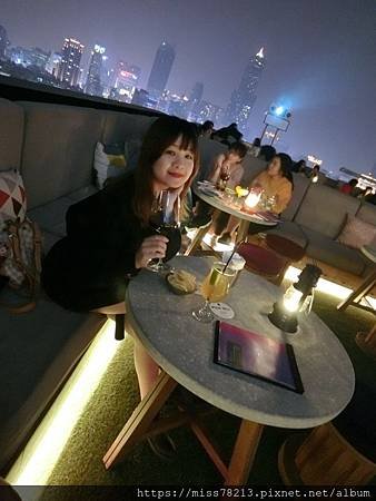 高雄高空酒吧SkyBar俯瞰85大樓夜景微醺很棒 英迪格酒店住宿初體驗推薦