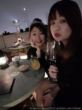 高雄高空酒吧SkyBar俯瞰85大樓夜景微醺很棒 英迪格酒店住宿初體驗推薦