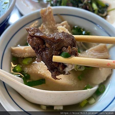 桃園龍潭美食景點【牛肉雄牛雜湯】龍元宮附近美食必喝牛雜湯還可續湯【菱潭街興創基地可愛市集】龍潭市區老字號美食