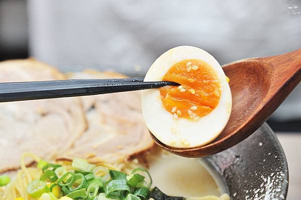 黑告食坊，濃郁的湯頭，有勁道的麵條，另有火辣的湯頭可勾選！餐