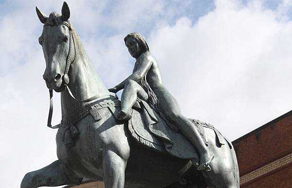 lady-godiva-statue-in-broadgate-coventry