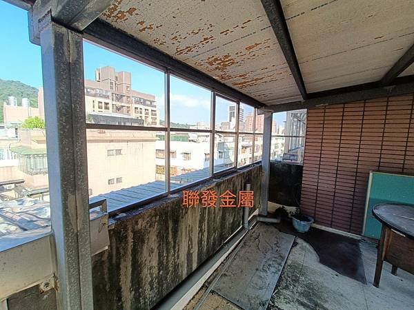 頂樓不銹鋼格柵封PC板