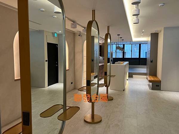 中山店造型金屬髮廊鏡櫃成品